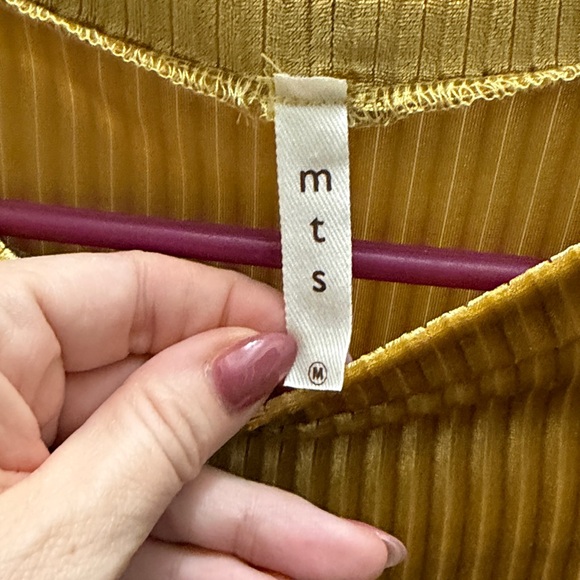 MTS Gold Ribbed Velvet Top - Picture 4 of 7